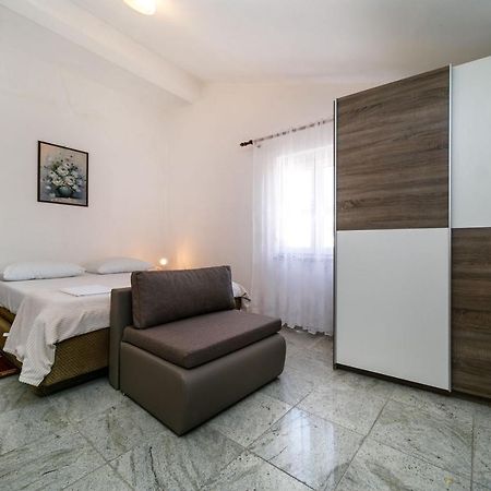 Marie I Nikola Apartment Кърк Екстериор снимка